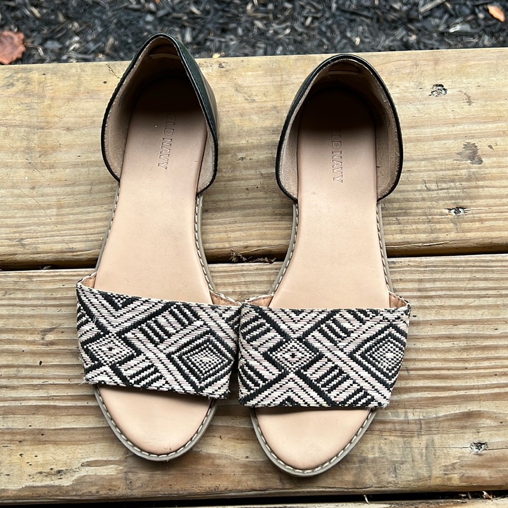 Size:Womens 6  Brand:Old Navy. Color:Tan and black